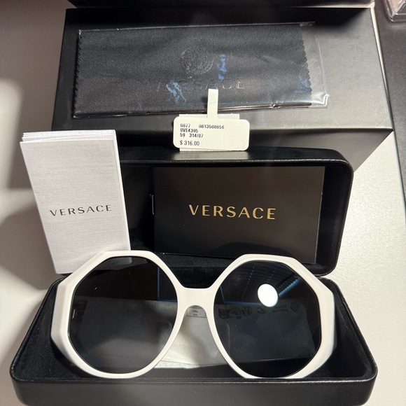 Versace Women's Black and White Sunglasses 💯 Authentic - Picture 2 of 7
